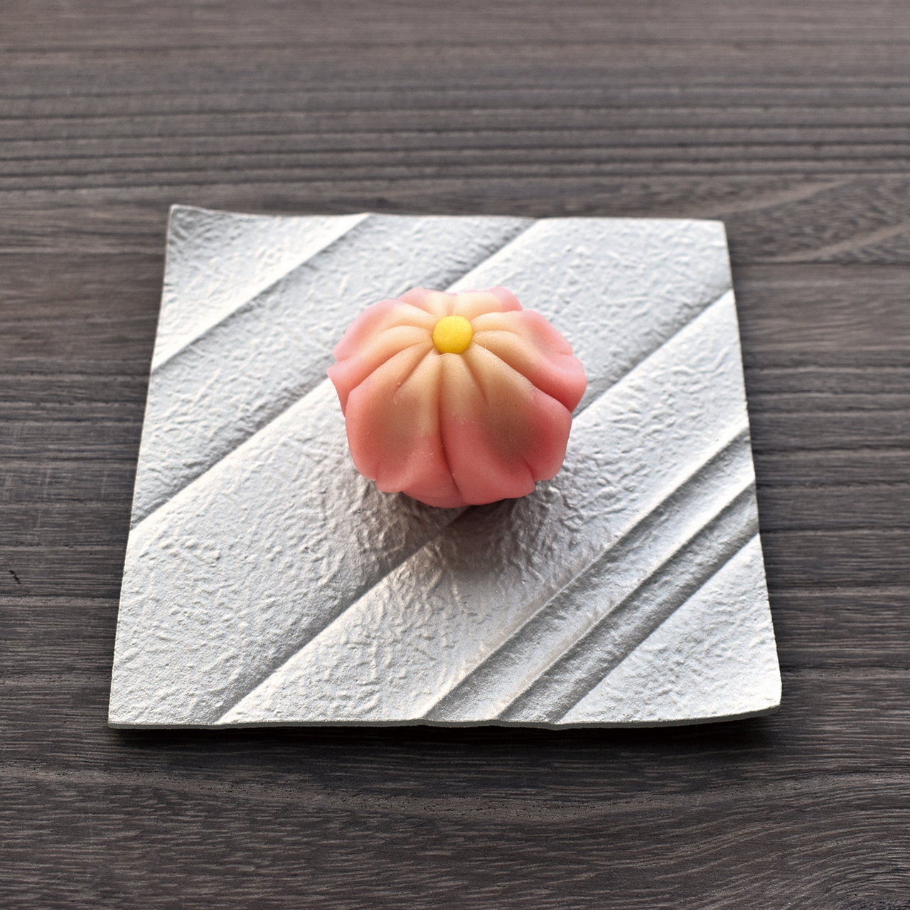 佳き日のお皿　おもてなしを彩るアルミ製菓子皿です。