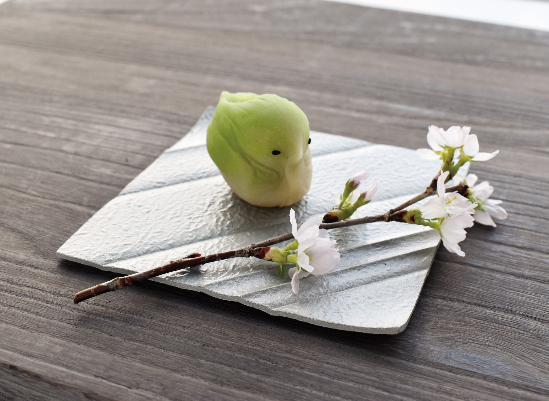佳き日のお皿　おもてなしを彩るアルミ製菓子皿です。