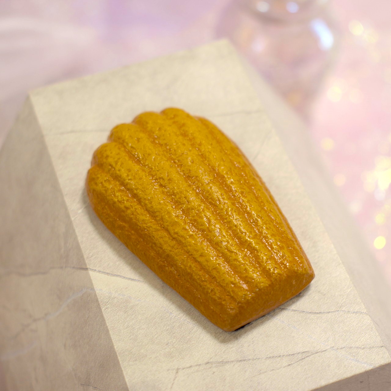 鉄で作った洋菓子ペーパーウェイト「鉄菓」マドレーヌ
